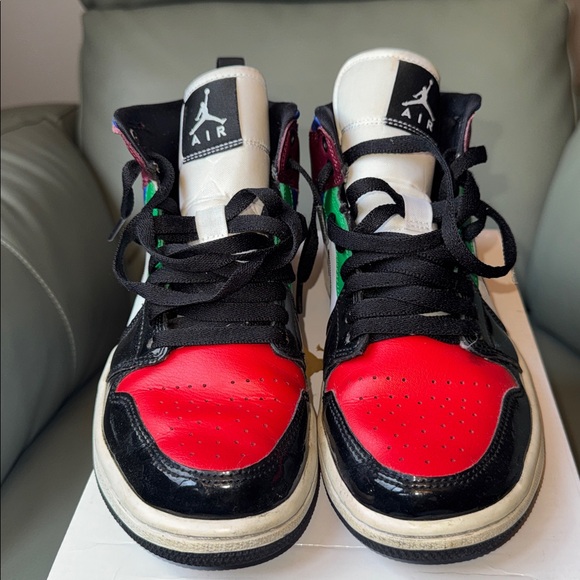 Women’s Air Jordan, one mid SE black white university red - Picture 8 of 10